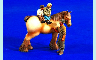 【新製品】[2001010026927] 2692)WWII 農家の庭 馬に乗る子供達とお父さん