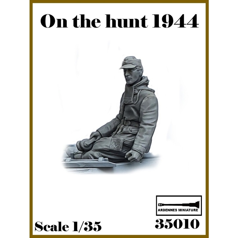 【新製品】AR35010 1/35 WWII ドイツ 偵察中＃3 ハッチに座る兵士(1体入)